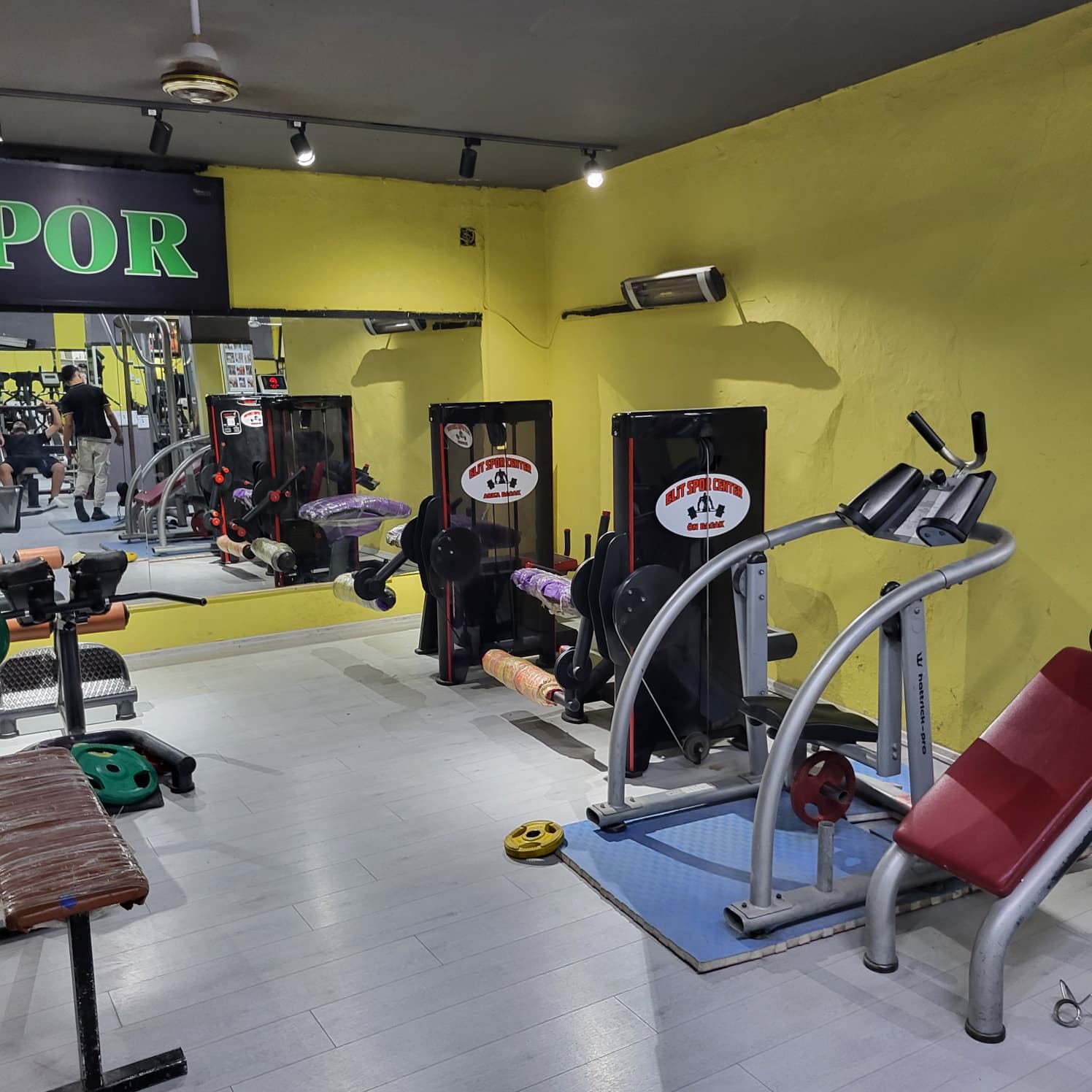 Elit Spor salonu ekipman ve antrenman köşesi