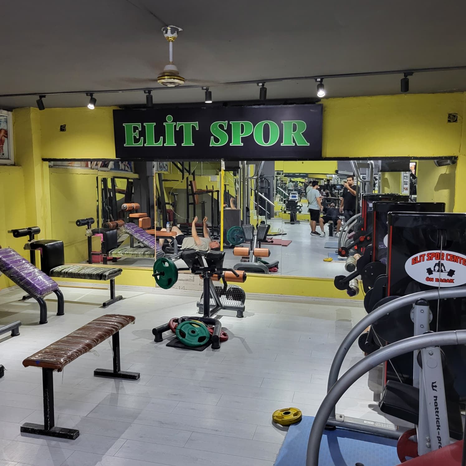 Elit Spor salon girişi ve tabelası