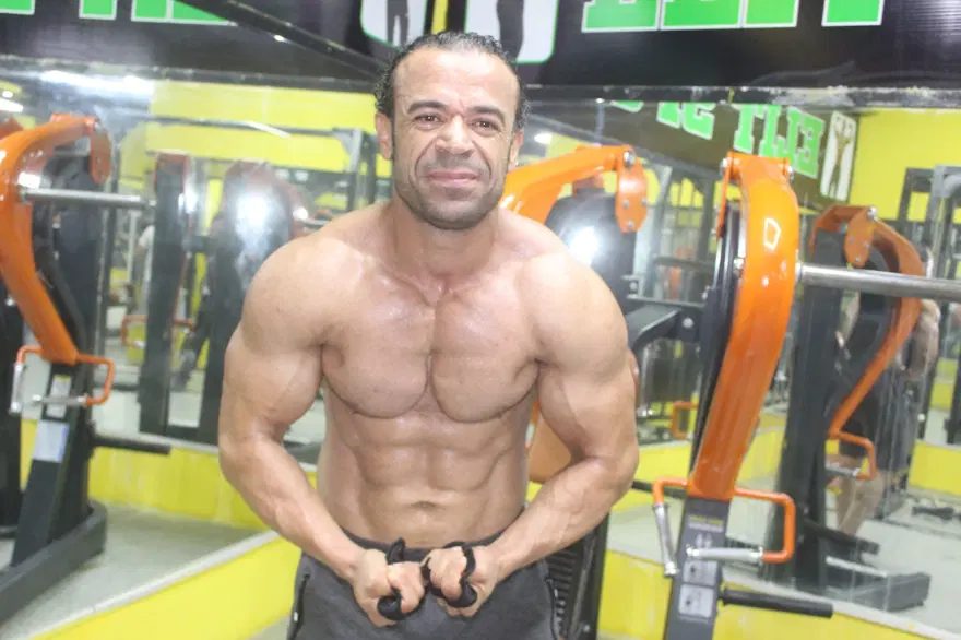 Halil Çoban vücut geliştirme pozu