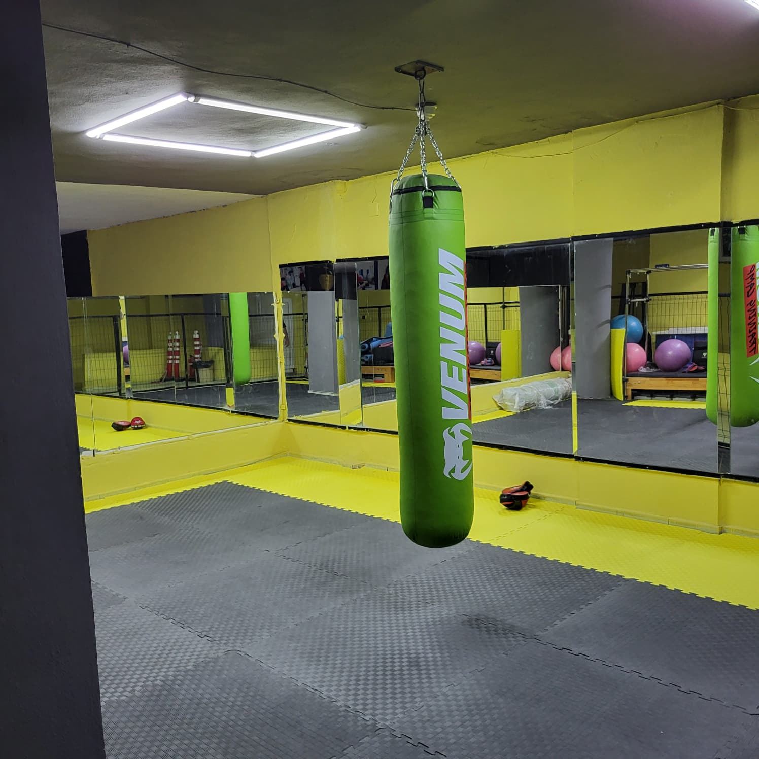 Elit Spor Adıyaman kick boks antrenman alanı ve boks torbası