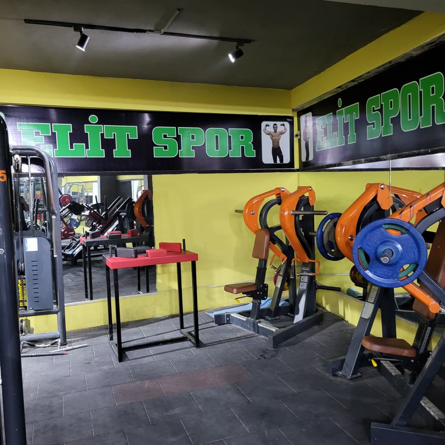 Elit Spor salon içi genel görünüm ve fitness ekipmanları
